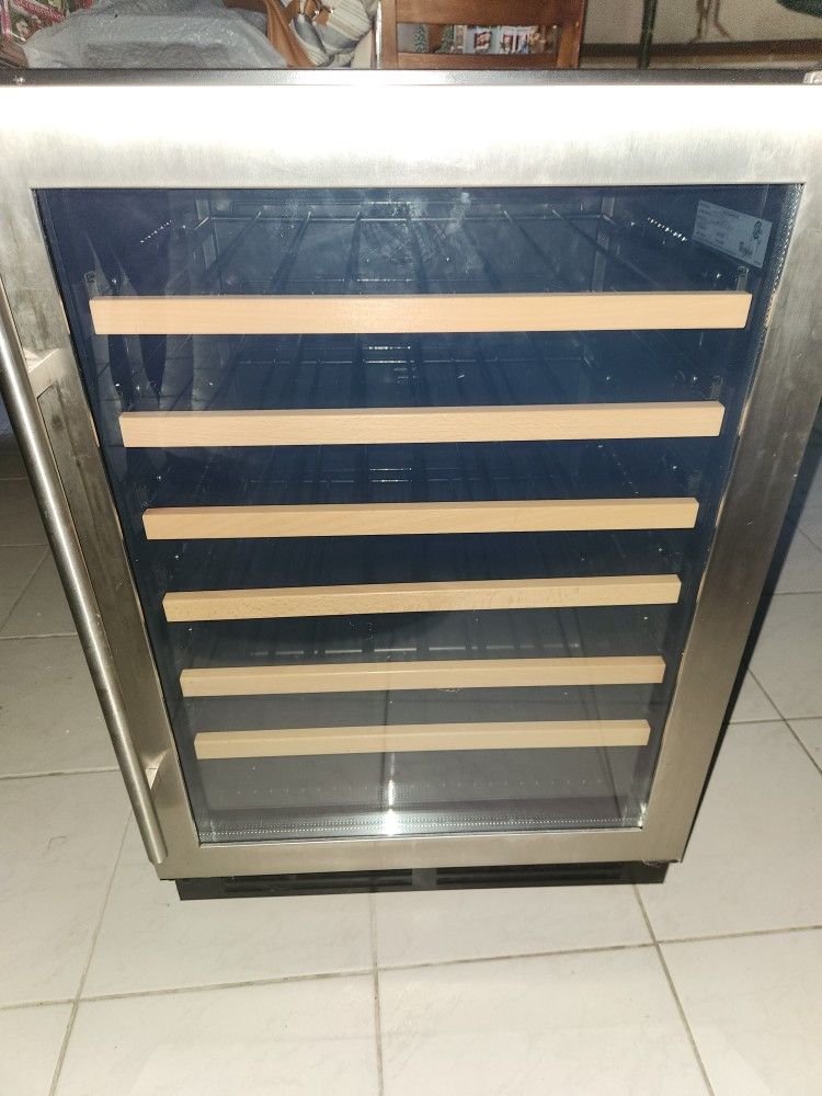 Whirlpool 24' Stainless Frame Undercounter Wine Cooler With Custom Temperature Control