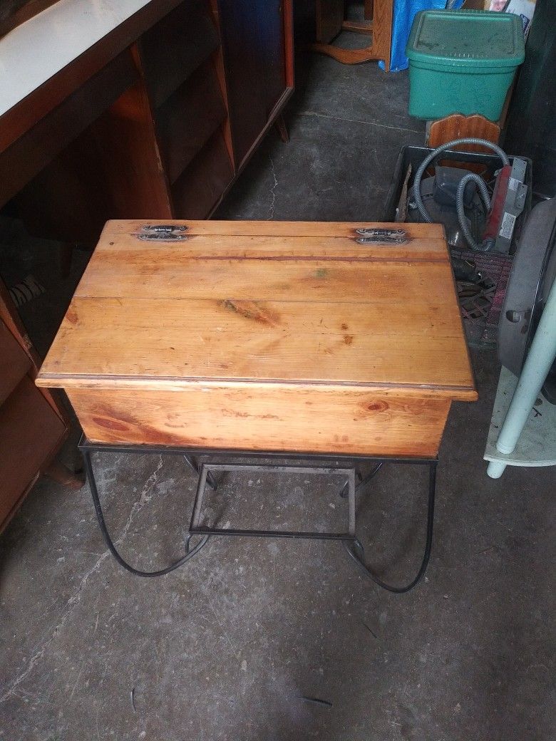 CHILDS WOODEN DESK