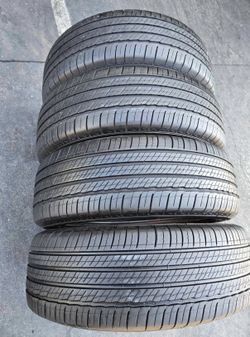 235 55 20 Michelín I'm selling this set of tires with 80% life left on all 4