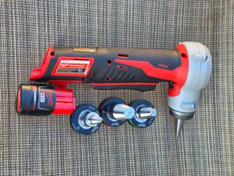 Milwaukee M12 12-Volt Lithium-Ion Cordless ProPEX Expansion Tool Kit with (1) 2Ah Batteries, (3) Expansion Heads  no charger