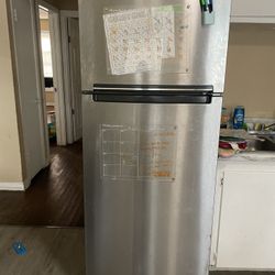 Whirlpool refrigerator And Stove 