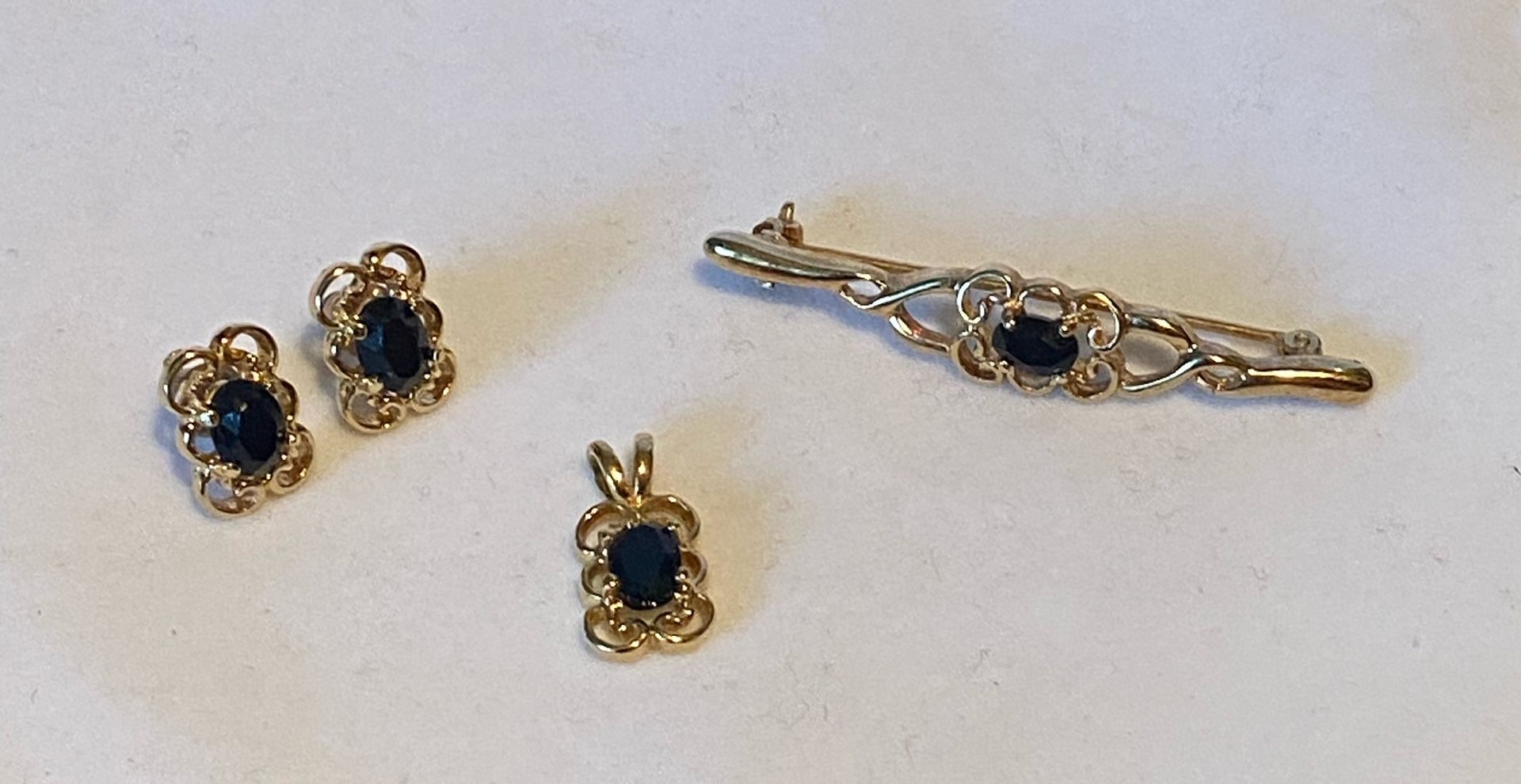 Vintage Onyx Gold Tone Costume Jewelry Necklace Earrings Brooch Set