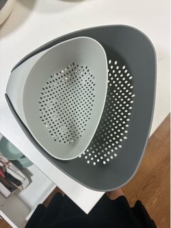 Set of 2 Nesting Triangular Colanders - Gray and Light Gray