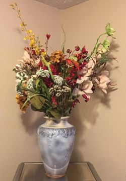 flower arrangement ceramic vase