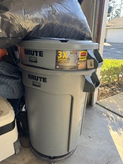 2 Trash Cans (1 Lid) $30 OBO