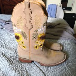 Borrego Woman’s Boots Size 7
