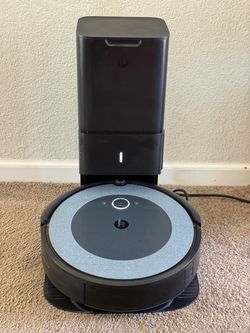 iRobot Roomba i4 Robot Vacuum + Clean Base Self-Emptying Dock