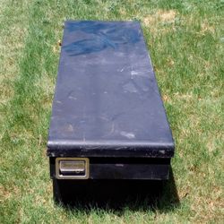 Heavy duty tool box with key