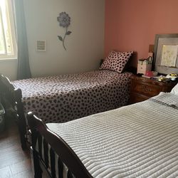 Twin bunk Beds
