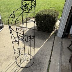 Metal spiral plant stand