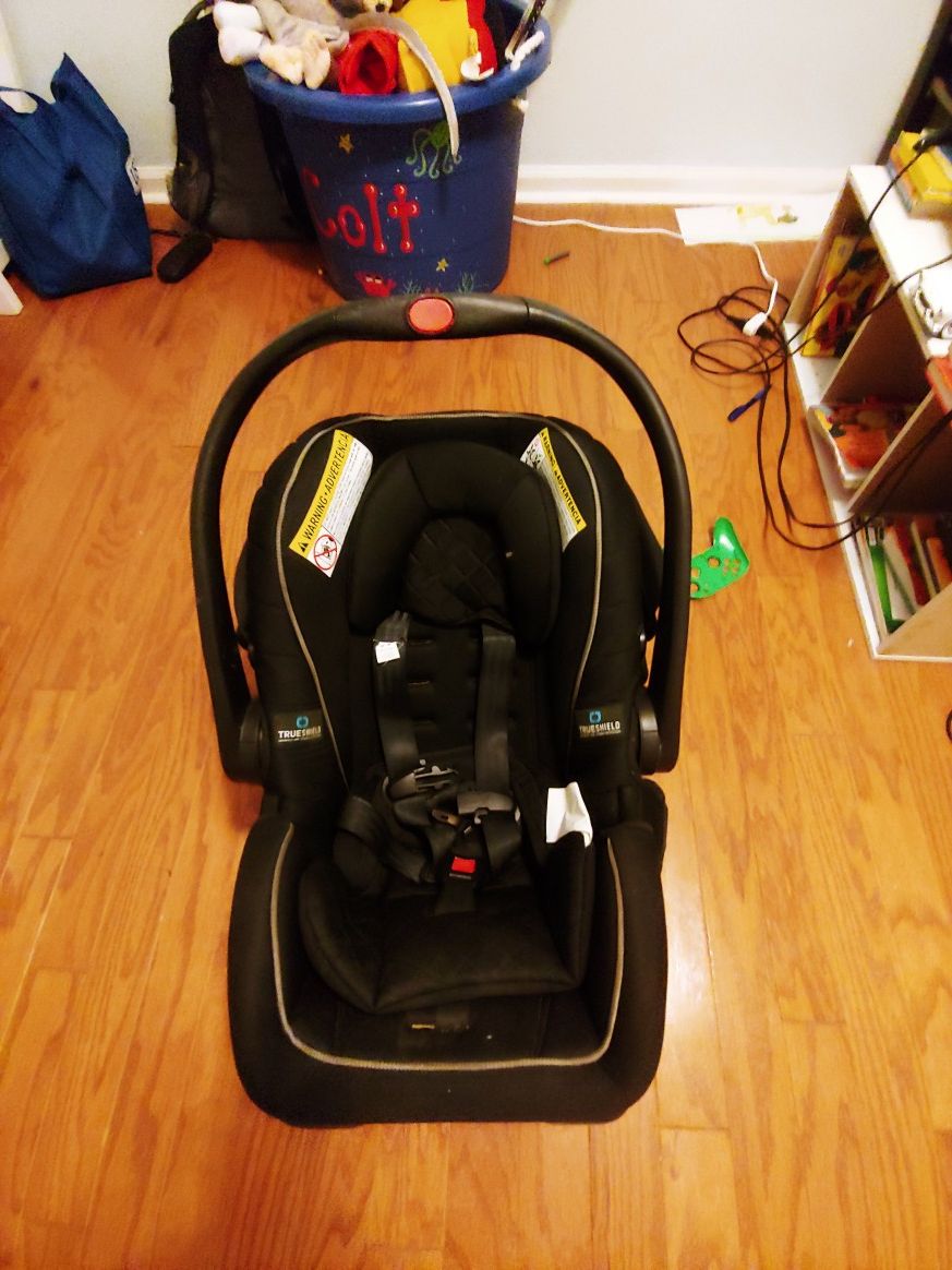 Graco infant car seat and 2 bases