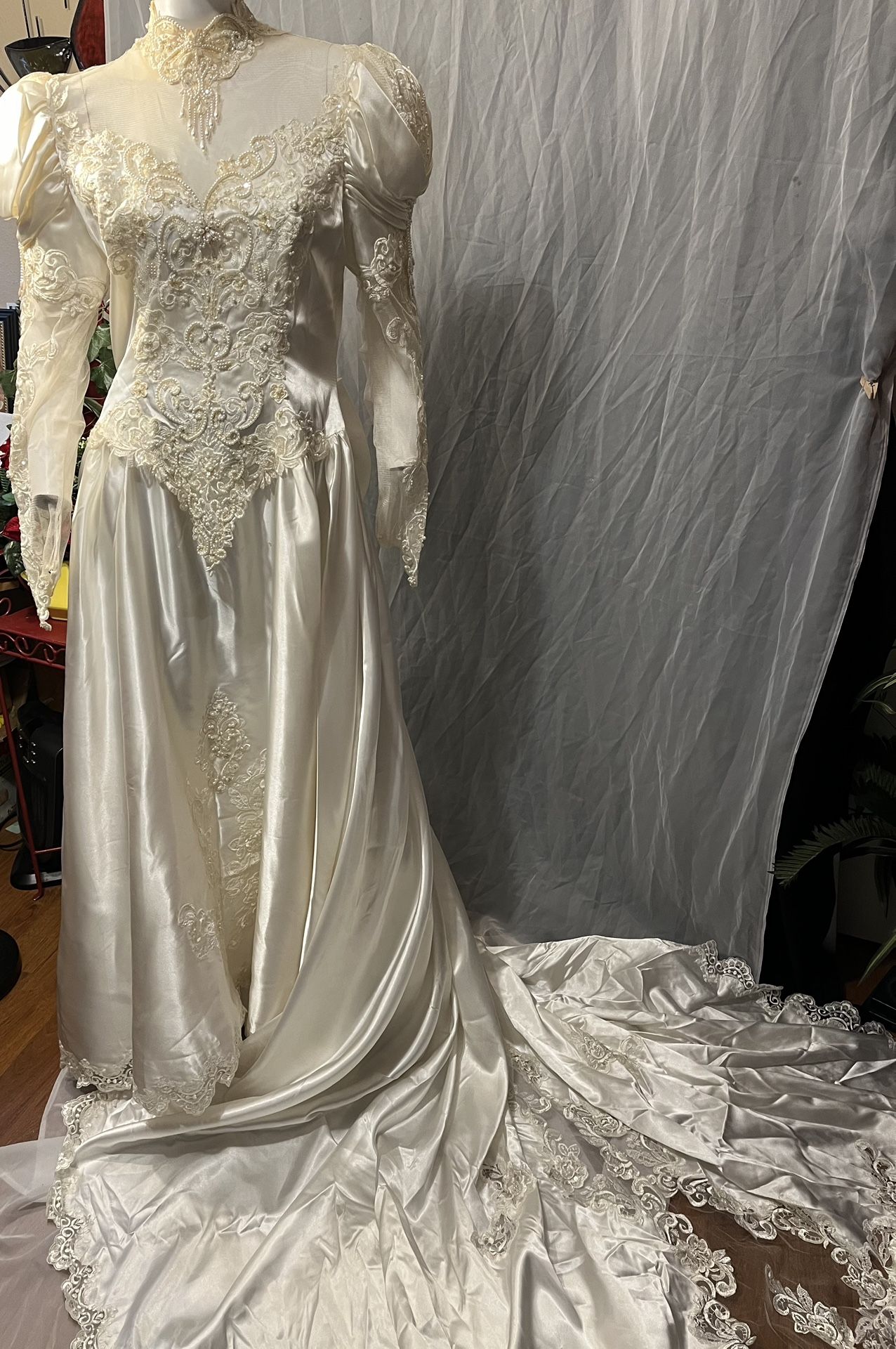 Free shipping! 80’s Mon Cheri Wedding Dress M/L Puff Sleeves Bead Sequin Heart Cut Back