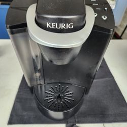 Keurig coffee maker, model K40 Elite.