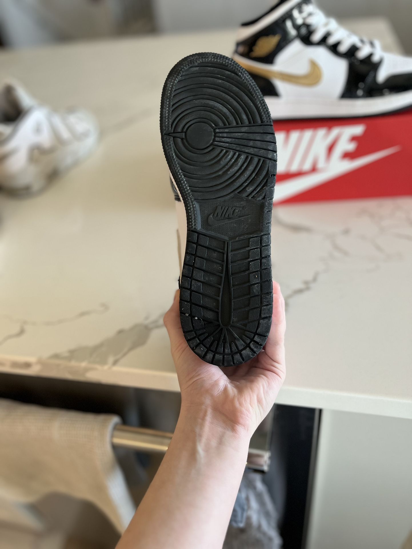 Jordan one mid patient, black white and gold