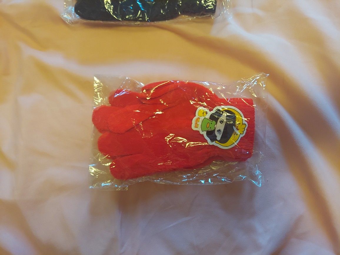 BNWT RED KIDS WINTER GLOVES