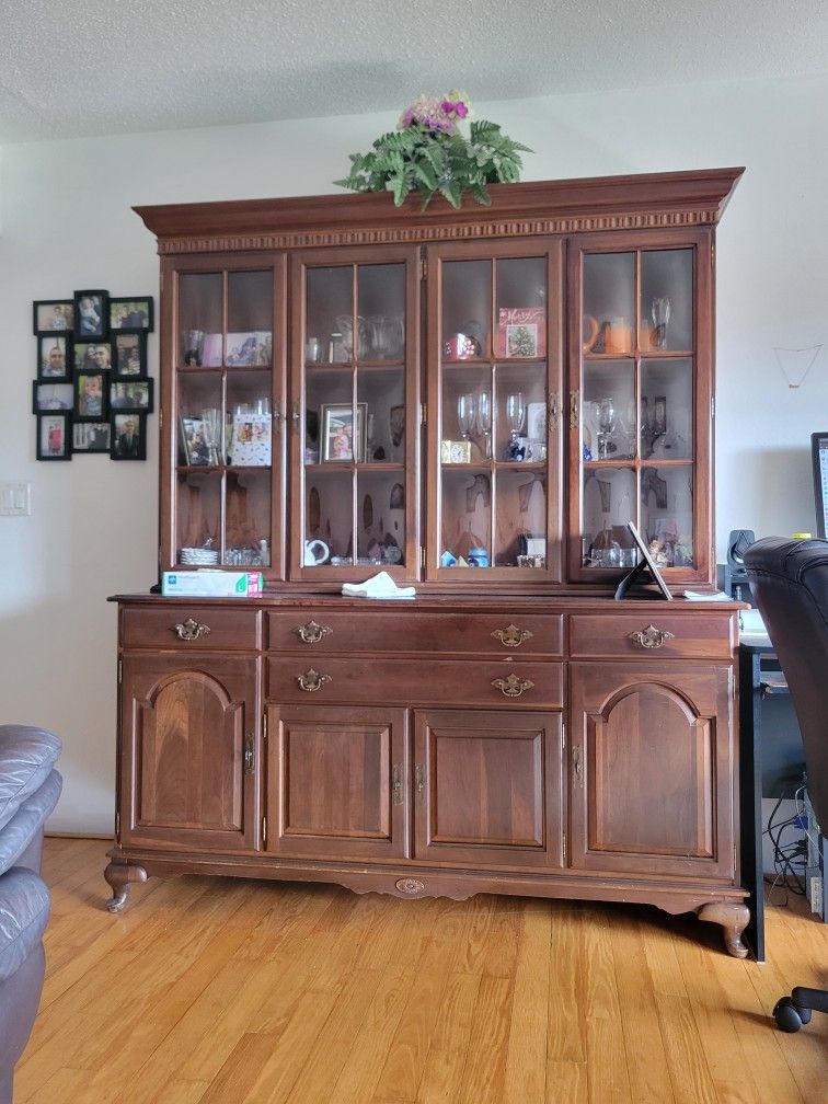 Vintage China Cabinet In Great Condition