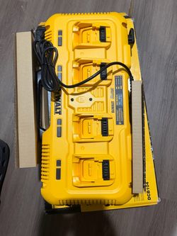 New Dewalt DCB104 4 Port fast charger