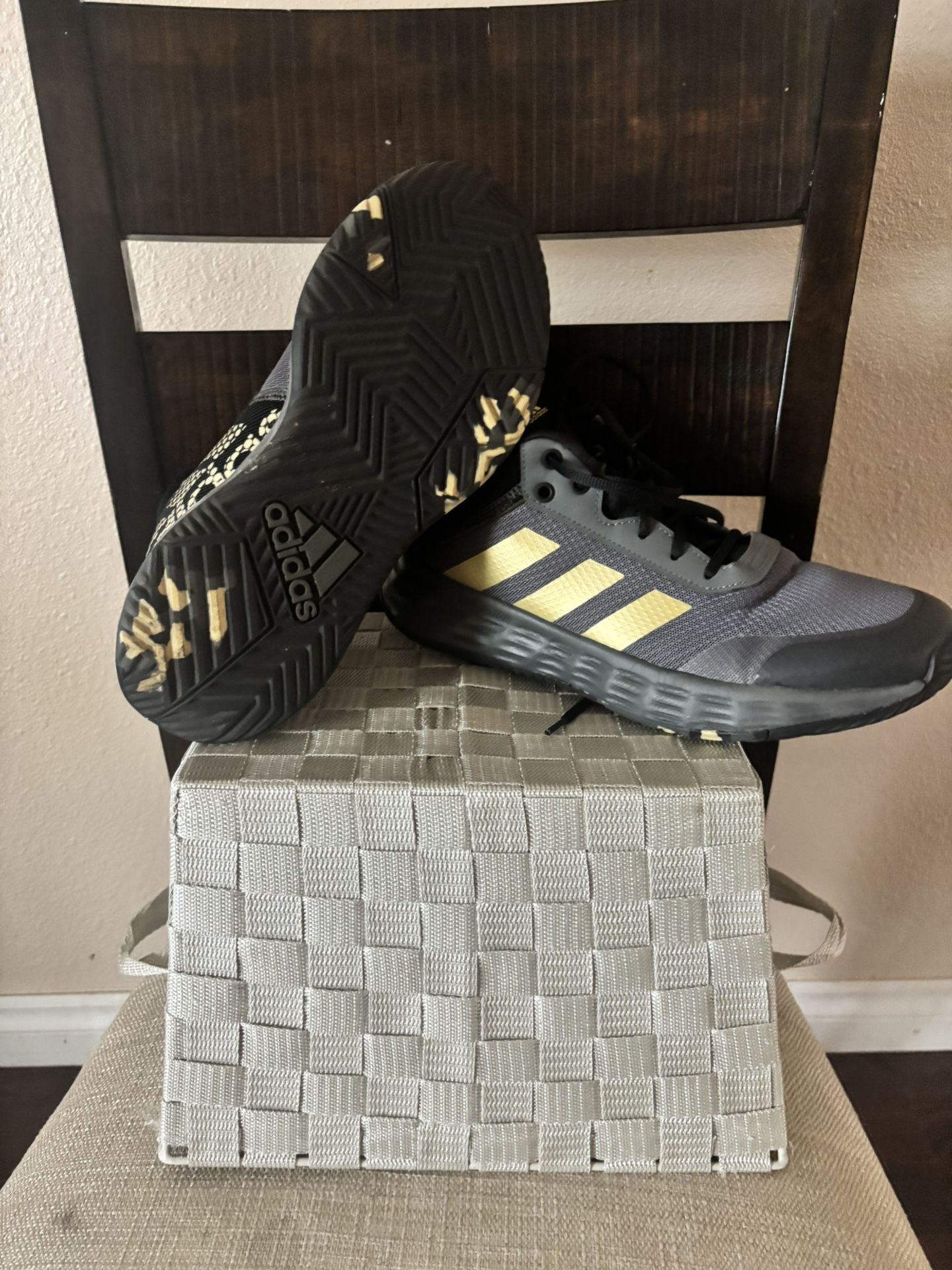 Adidas Mens Basketball Shoes 9 & 1/2
