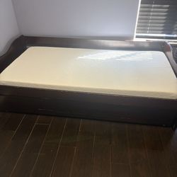 Day Bed With Two New Mattress