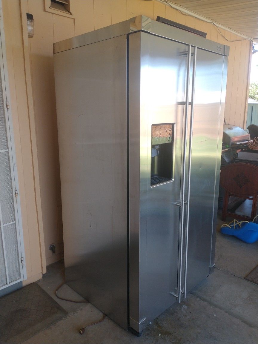 Refrigerador GE Monogram En Buenas Condiciones 190 Obo