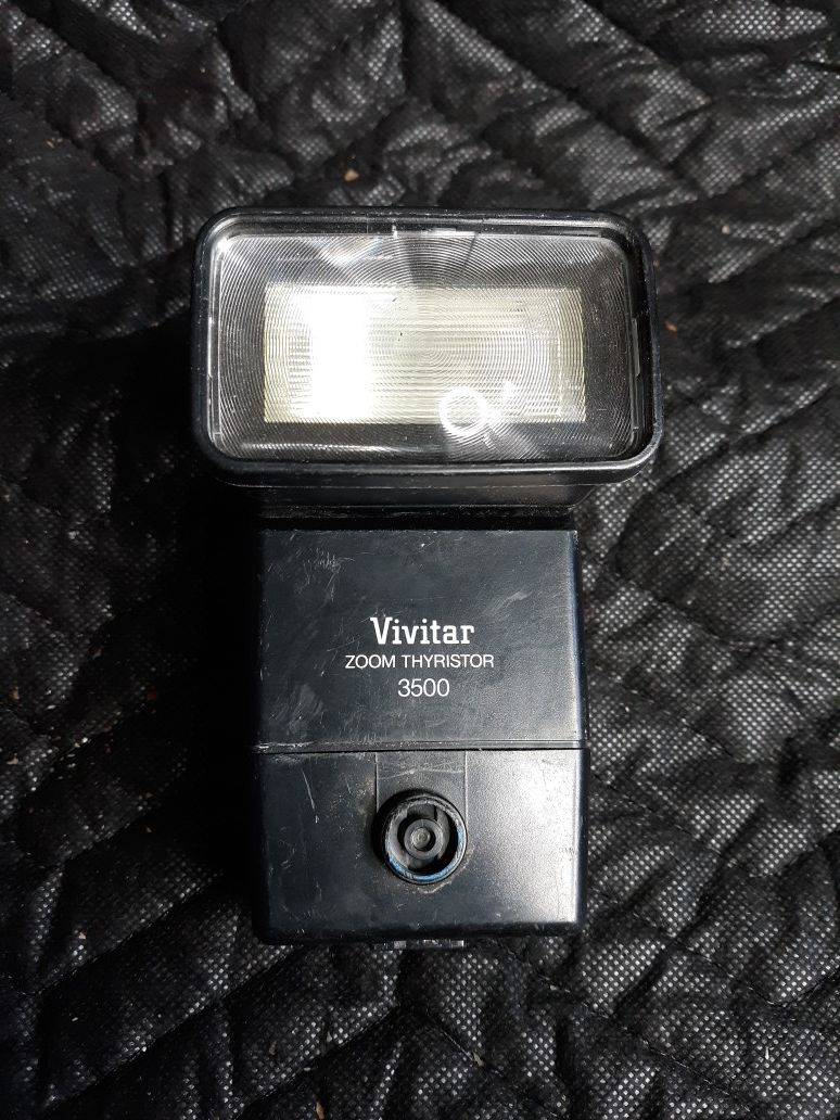 VIVITAR ZOOM THYRISTOR 3500 ELECTRONIC FLASH w/DM/N2 Module for NIKON SLR. Condition is Used.