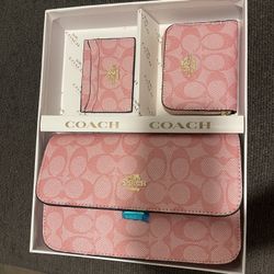 It's brand new! Coach 3 Piece Dupe And Good Quality! Serious Buyers ONLY! Throw In An Offer!!!