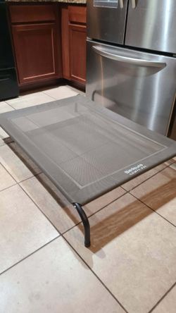 Clean like new large elevated pet bed asking $50 cash must pick up Broadway and apache buckeye az