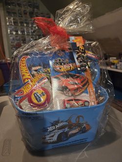 Hot Wheels Easter Basket , Treasure Hunt inside