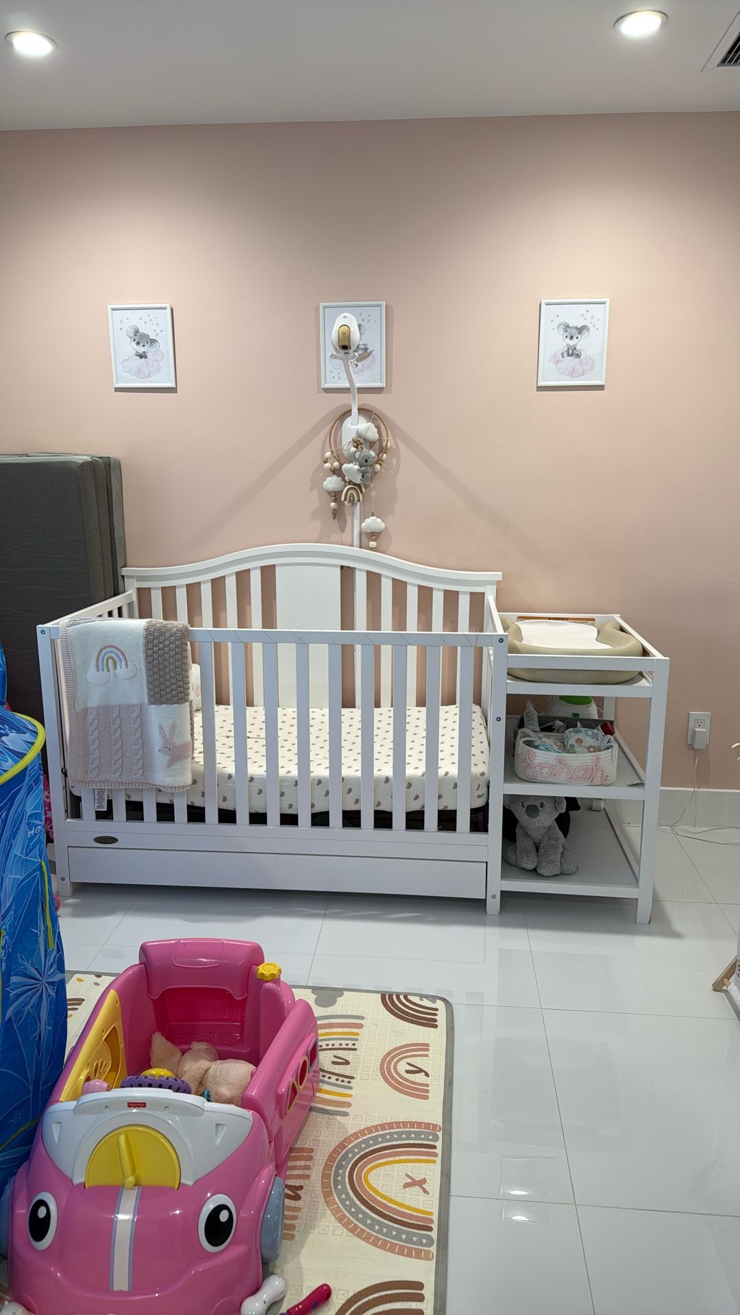Crib/Changing Table With Drawer