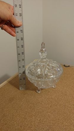 Crystal vanity dish with legs and matching lid no chips or cracks