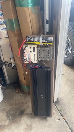 Car speaker amp with control, modules and capacitor