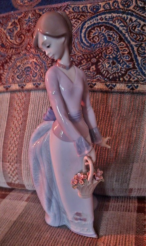 Lladro Basket of Love Figurine #7622 Collectors Society 1994 Girl With Flowers