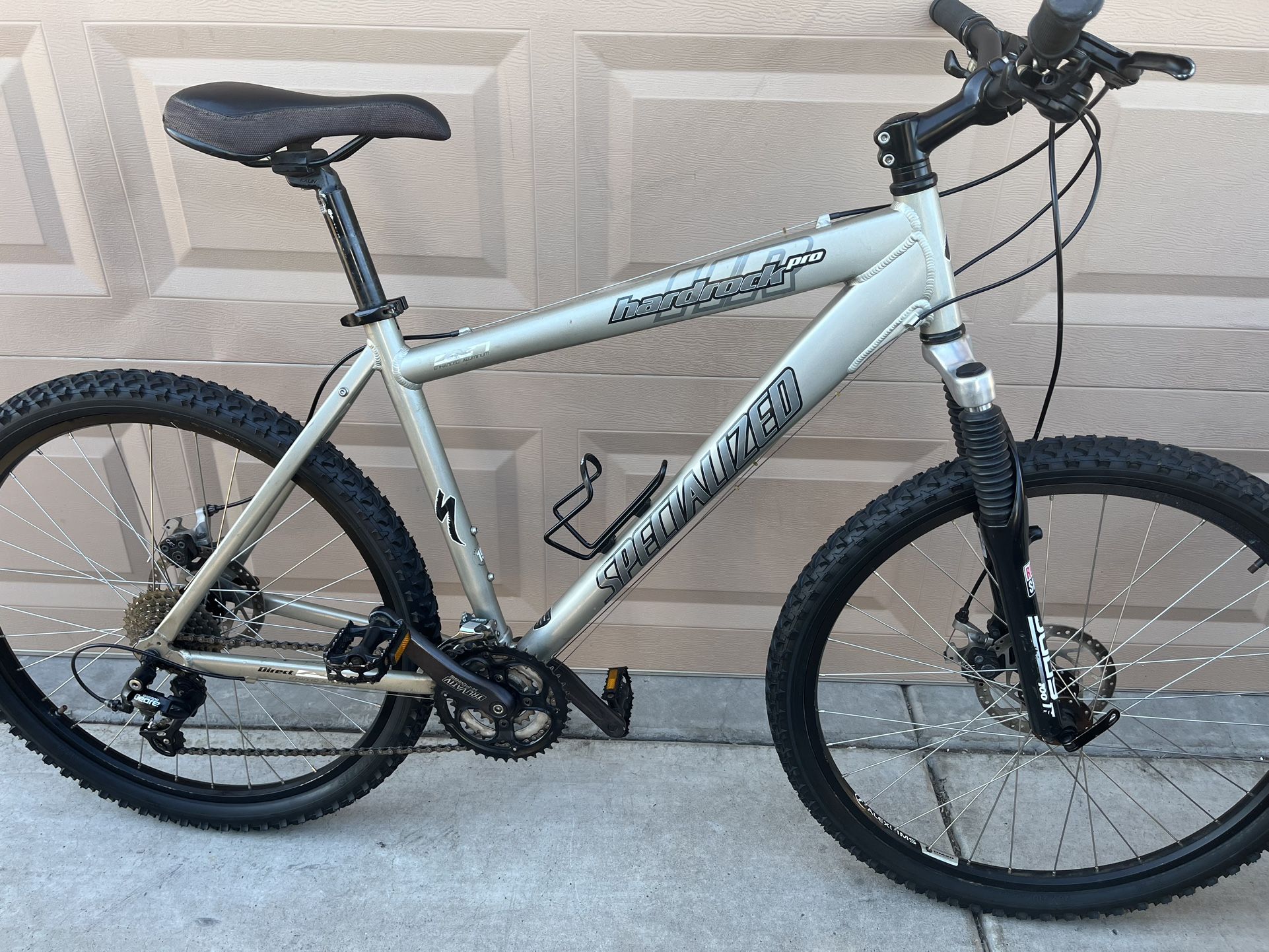 26"x2.0. SPECIALIZED ROCKHOPPER PRO MENS MOUNTAIN BIKE. (L)19". ALUMINUM. 24 SPEEDS NEW TIRES FRESHLY TUNE UP 👌🏼