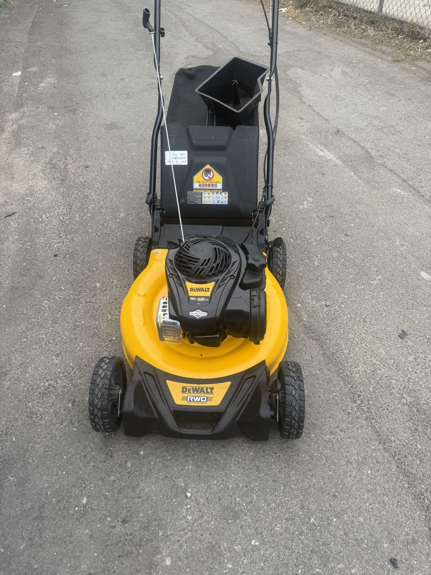 Lawnmower Dewalt 150cc costumer return to Home Depot like new $299