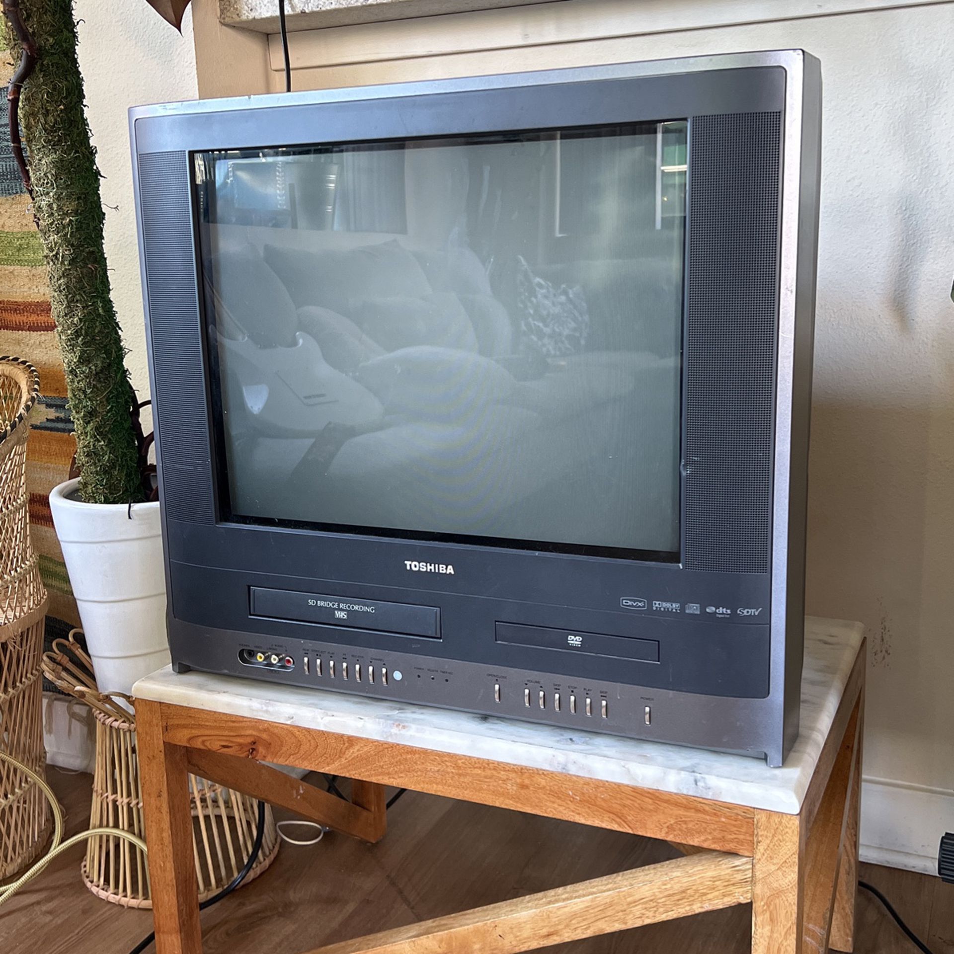 20” Toshiba CRT TV/VCR/DCD Combo
