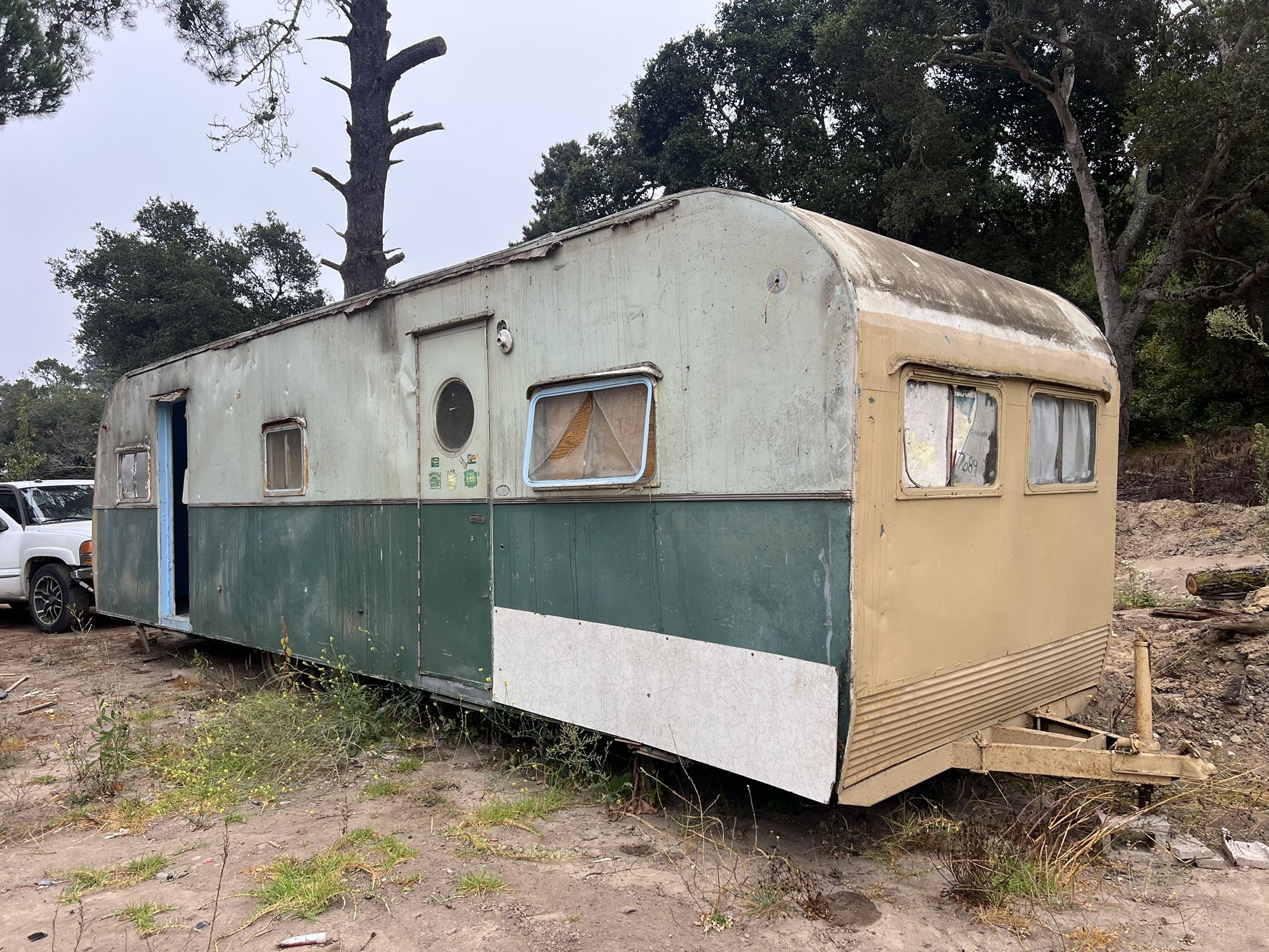 Classis 1950’s Canned Ham Glamour Style Travel Trailer