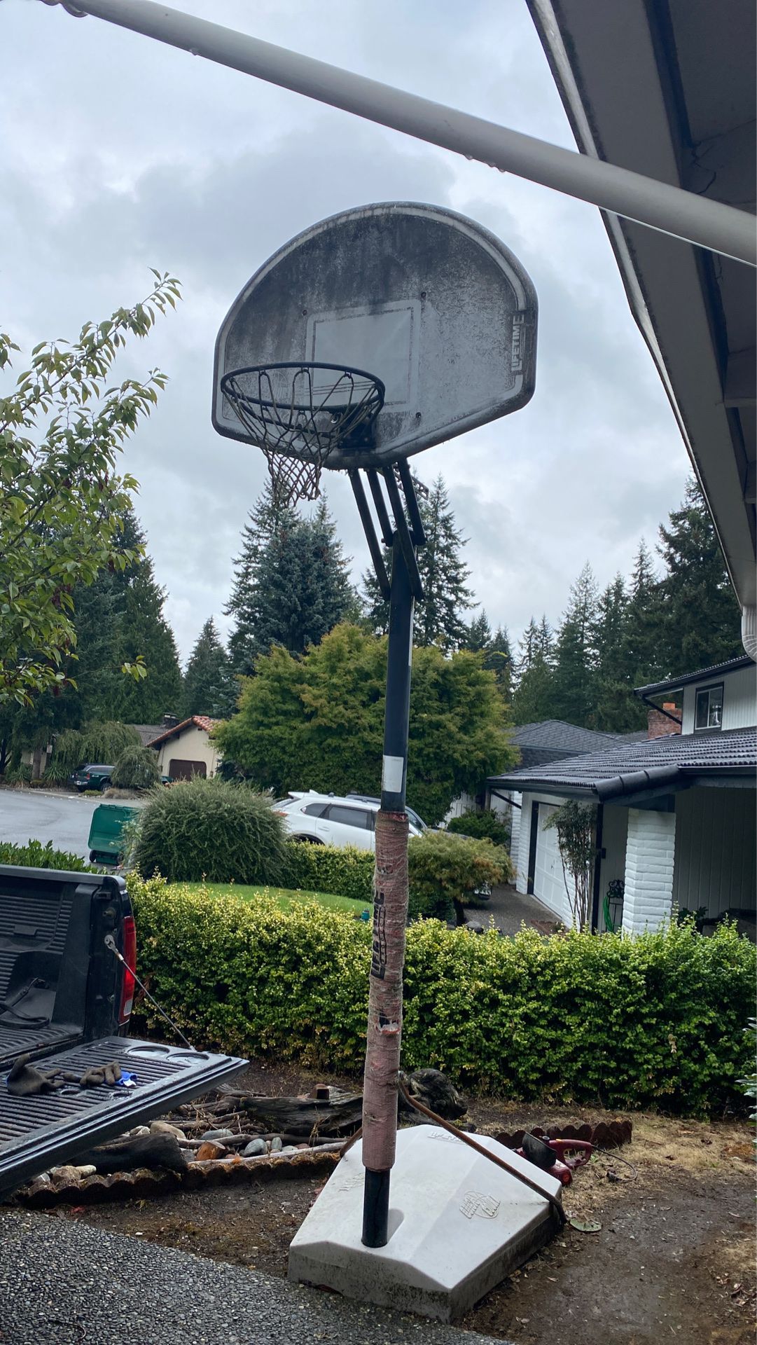 Free Lifetime Portable & adjustable Basketball Hoop (pending pickup)