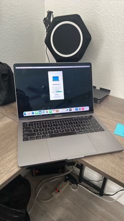 2017 MacBook Pro 13in. W/ Touch Bar 500gb