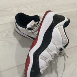 Jordan 11 Retro Low (Concord Red)