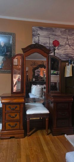 Tri-Fold Mirror Vanity Set with Stool