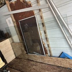 Free kitchen glass table very heavy (small chip)