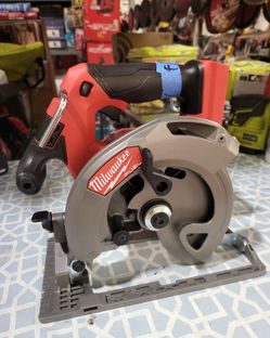 Milwaukee m18  CORDLESS CIRCULAR saw  6-1/2 in. fuel brushless