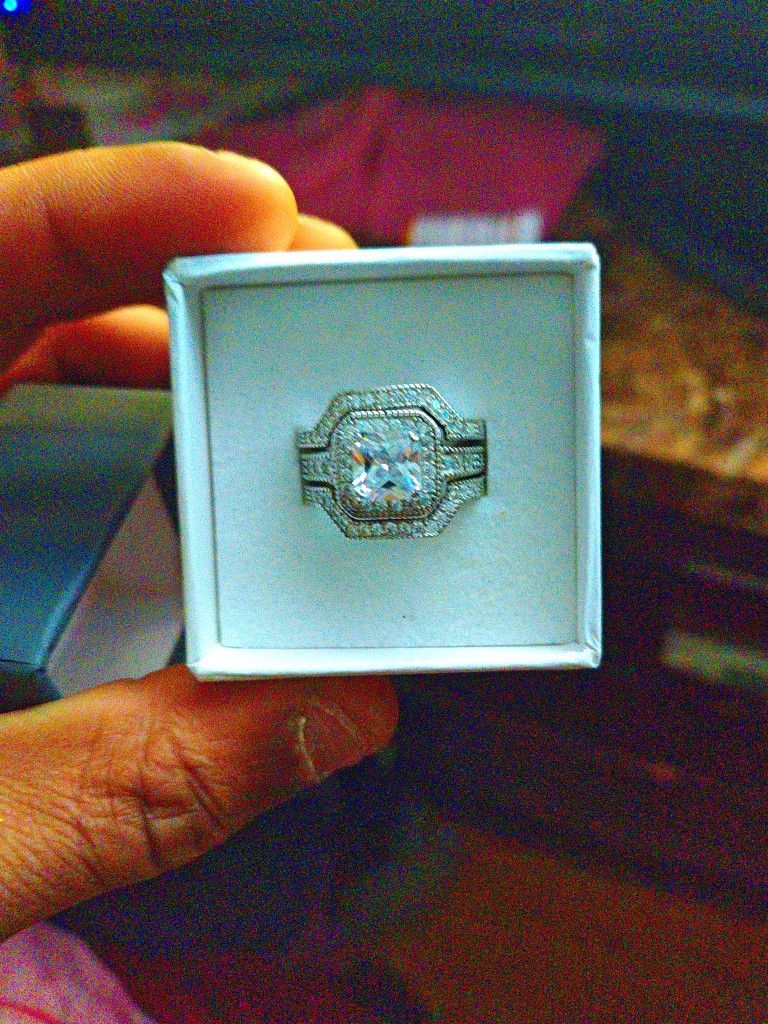 Looking To Sell My Mother Ring Too Feed And My For My Light Bill