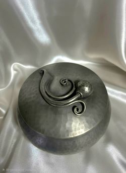 Vintage hand-hammered pewter lidded box 20th-century Metal Work Serge Nekrassoff