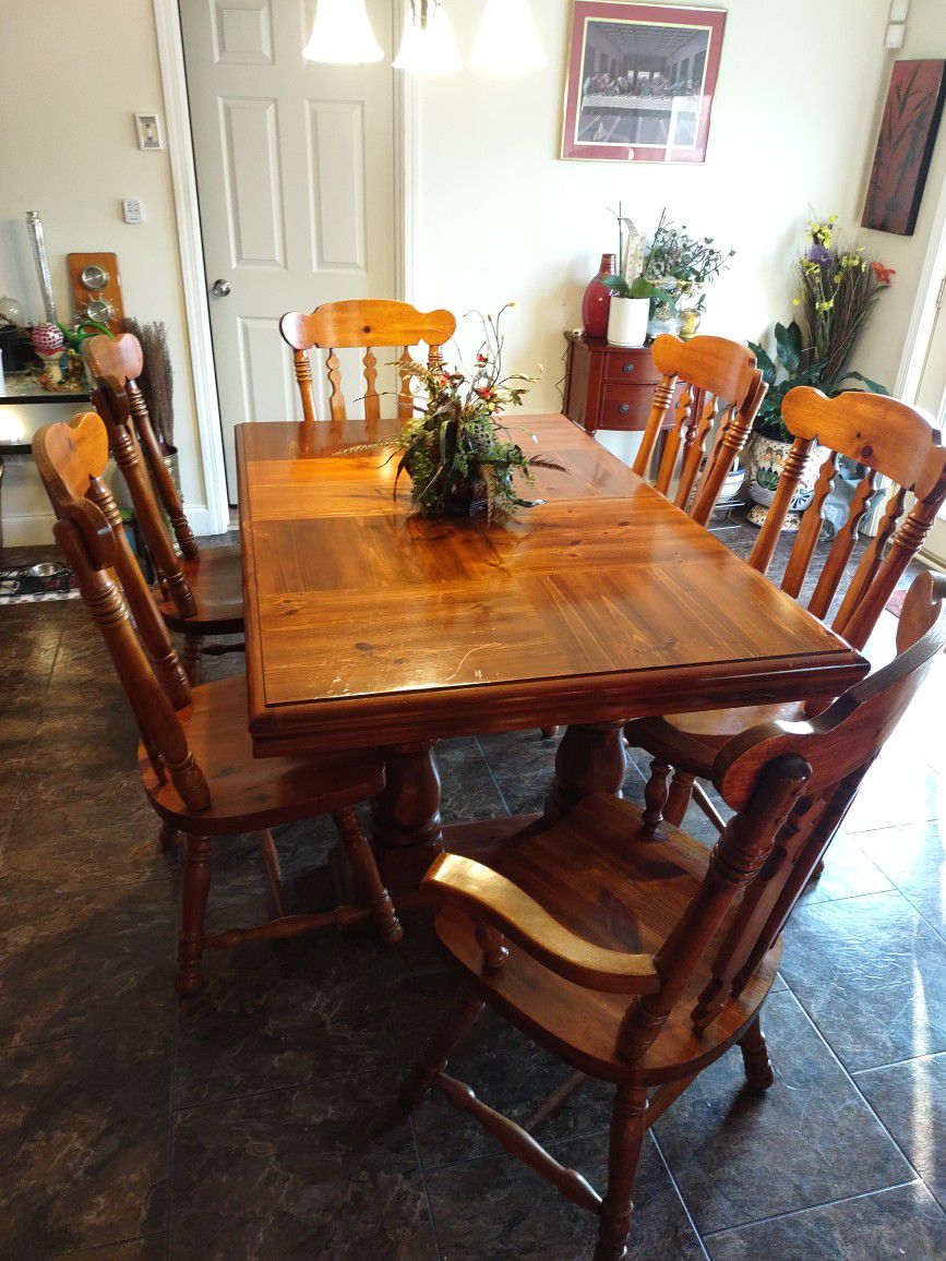 REDUCED TO 550!!! ! 8 Pcs Dining Table Set With Captain Chairqyiu