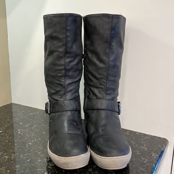 Kozi brand black winter women’s boots. Lined.Size 37
