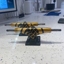 THUNDER TRUCKS 