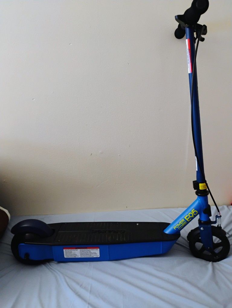 Kids Razor E95 (No Charger) Still Has Power For Demonstration
