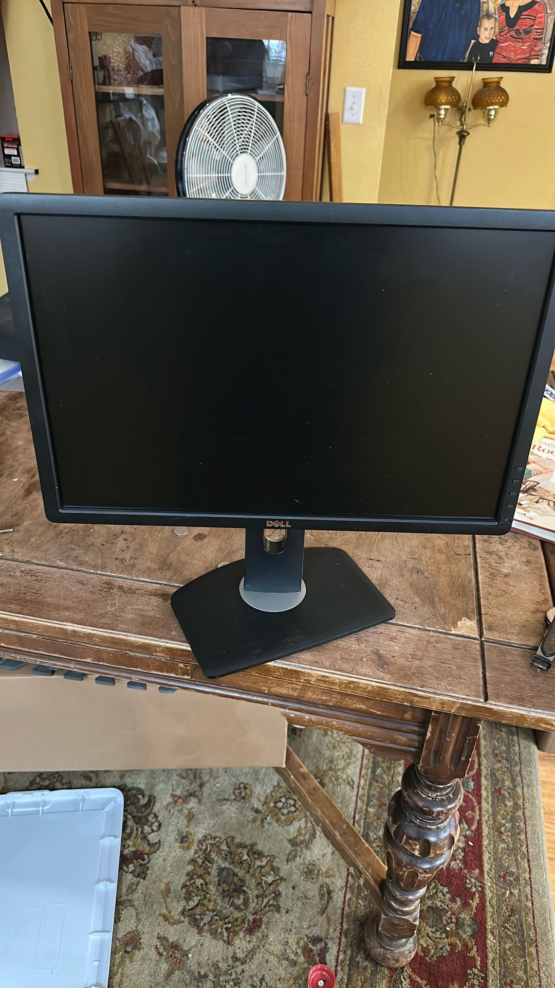 22” Dell Computer Monitor With Pedestal. Works Great