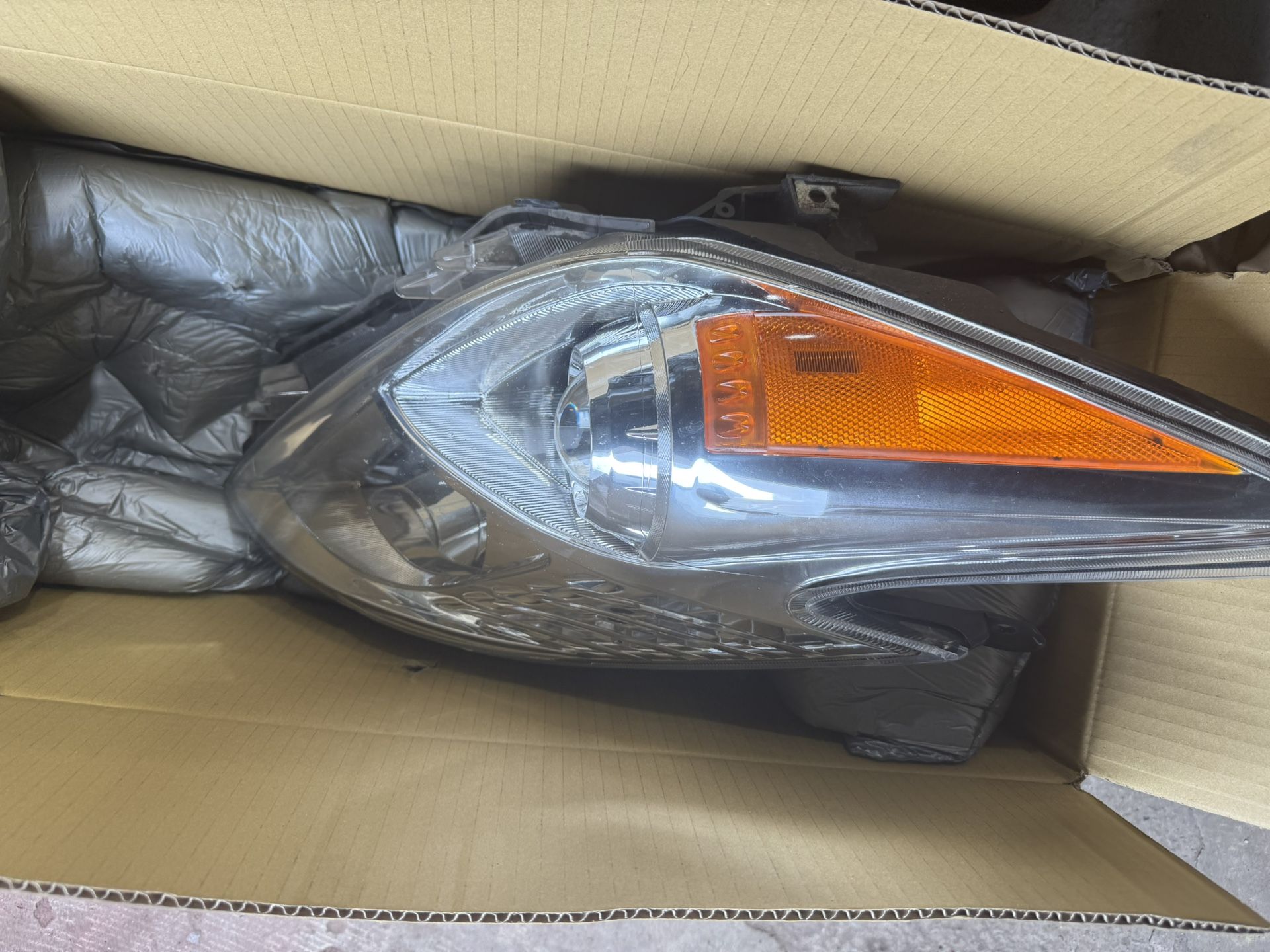 Toyota Prius 2013 headlight( left side)